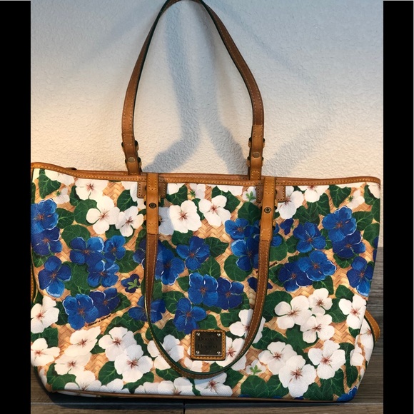 Dooney & Bourke Handbags - DOONEY & BURKE LARGE TOTE